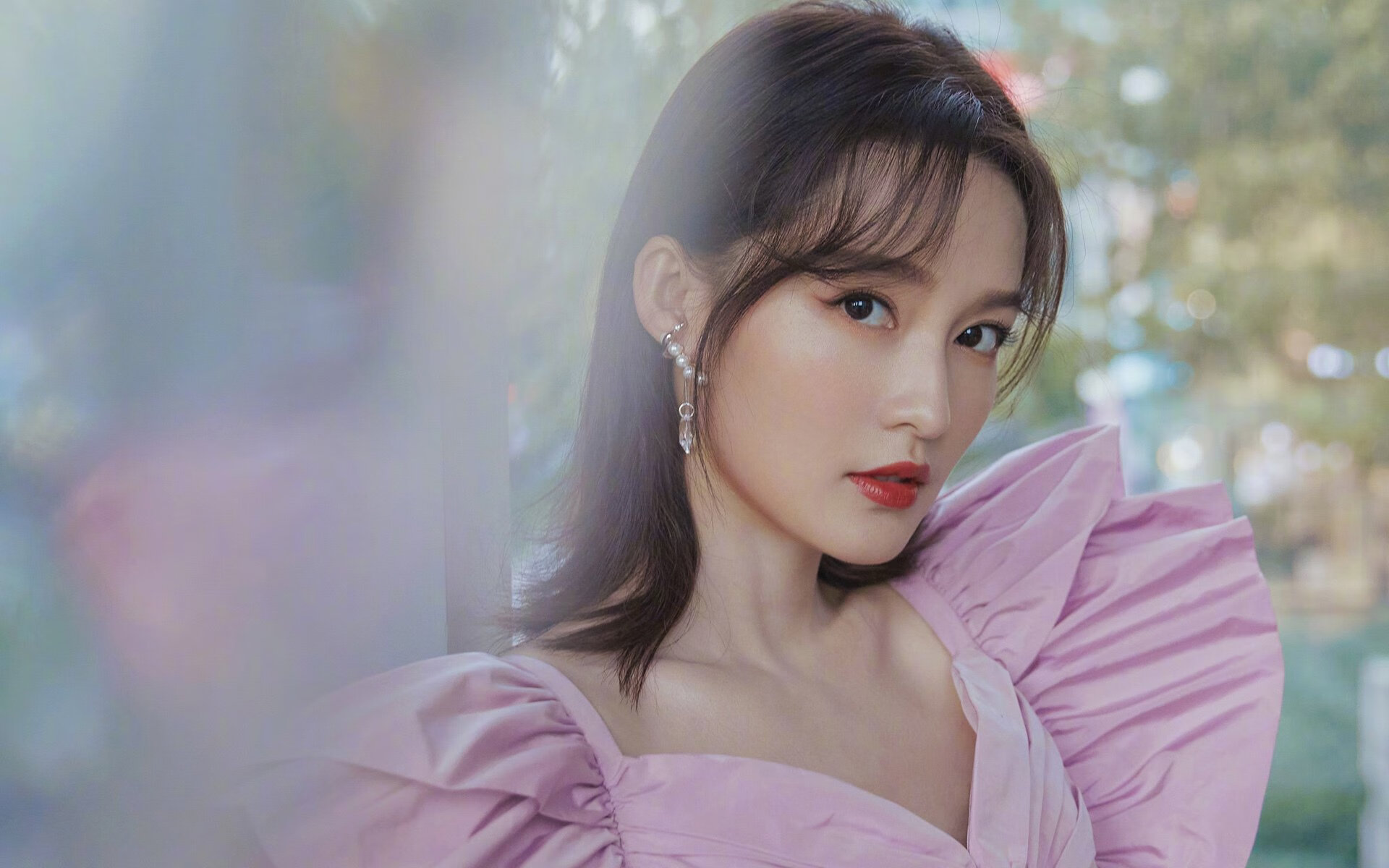 特色足球文化节让城市夜生活更丰富，成为文化交融的场所，足球文化节绘画作品